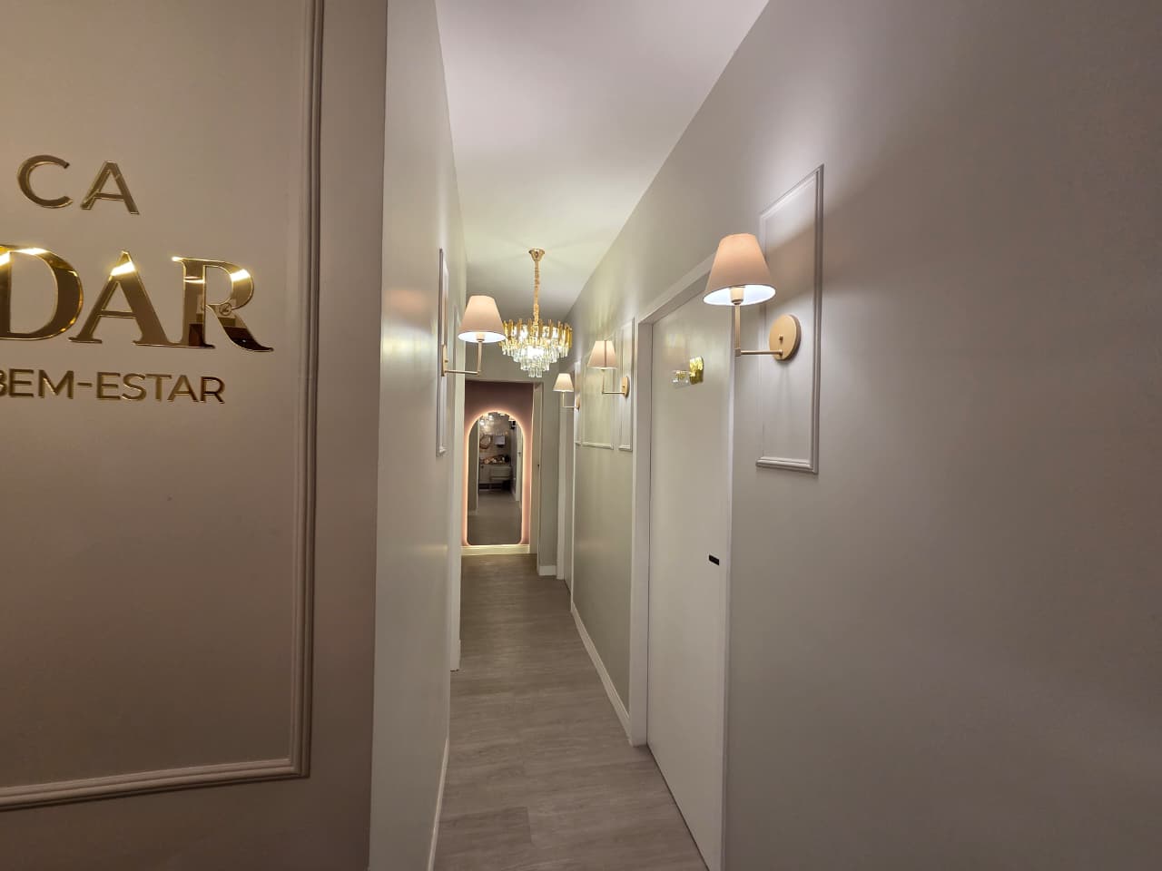 Corredor e detalhes da iluminação da Clínica Lapidar